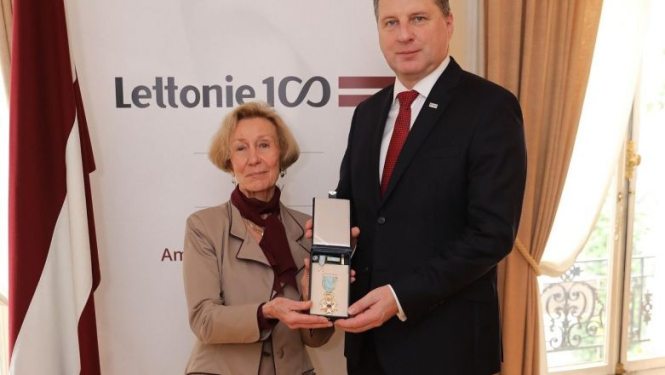 Valsts prezidents pasniedz augstāko valsts apbalvojumu Latvijas kultūras un vēstures pētniecei Francijā Suzannei Puršjē-Plasro
