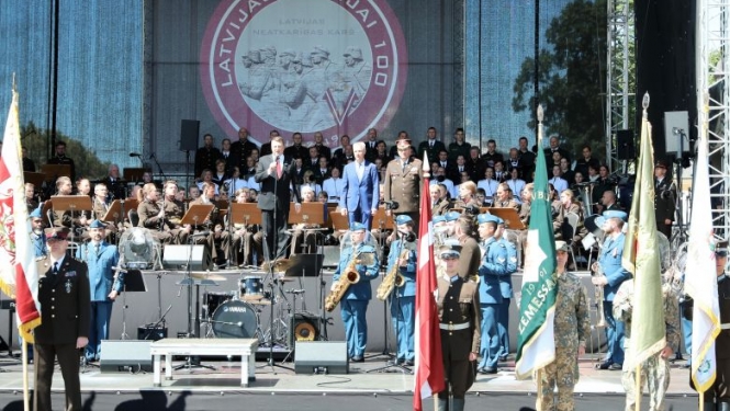 Valsts prezidents Raimonds Vējonis sveic Latvijas armiju 100. gadadienā