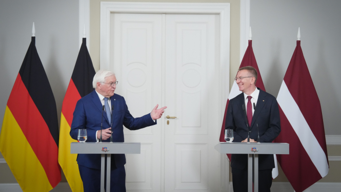 Valsts prezidents Edgars Rinkēvičs un Vācijas prezidents Dr. Franks Valters Šteinmeiers preses konferencē pēc tikšanās