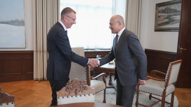 Valsts prezidents Edgars Rinkēvičs tiekas ar Saeimas Valsts pārvaldes un pašvaldības komisijas priekšsēdētāju Oļegu Burovu