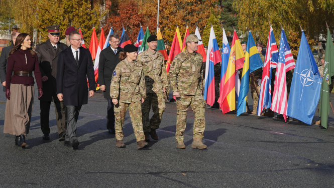 Valsts prezidents, Dānijas karalis un karaliene apmeklē Ādažu militāro bāzi