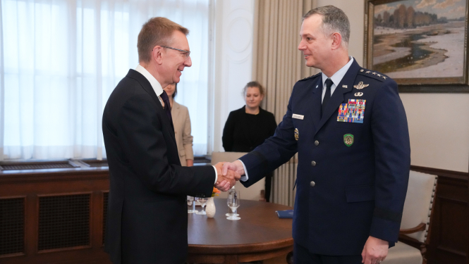12.09.2025. Valsts prezidents Edgars Rinkēvičs tiekas ar NATO spēku Eiropā virspavēlnieku ģenerāli Aleksusu Gregoriju Grinkeviču