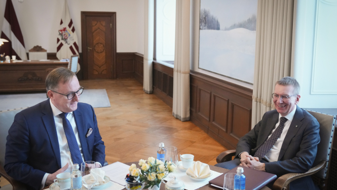 Valsts prezidenta Edgara Rinkēviča tikšanās ar Latvijas Bankas prezidentu Mārtiņu Kazāku Rīgas pilī 3. martā