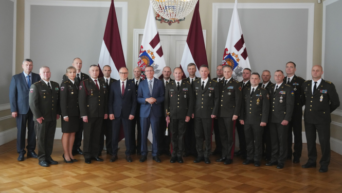 Valsts prezidents Edgars Rinkēvičs pasniedz brigādes ģenerāļa dienesta pakāpi Nacionālo bruņoto spēku Zemessardzes komandierim pulkvedim Aivaram Krjukovam