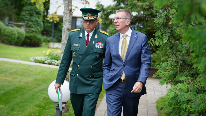 Valsts prezidents Edgars Rinkēvičs un Valsts robežsardzes priekšnieks Ģenerālis Guntis Pujāts Jūrmalas rezidentces dārzā