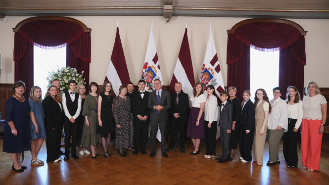 Valsts prezidents Edgars Rinkēvičs Rīgas pilī piedalās skolēnu projekta darbu konkursa “Vēsture ap mums” laureātu apbalvošanā