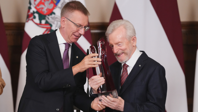 Valsts prezidents Edgars Rinkēvičs pasniedz Valstiskuma balvu Rīgas pilī