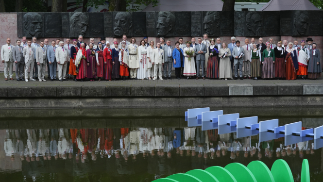 Valsts prezidents ar XIII Latvijas Skolu jaunatnes dziesmu un deju svētku virsvadītājiem