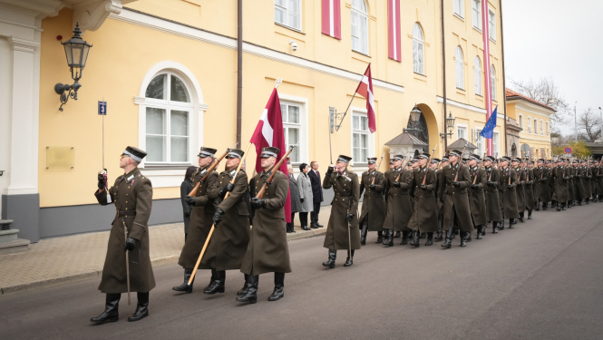Valsts prezidenta Edgara Rinkēviča dalība Nacionālo bruņoto spēku svinīgajā godasardzes maiņas ceremonijā pie Rīgas pils