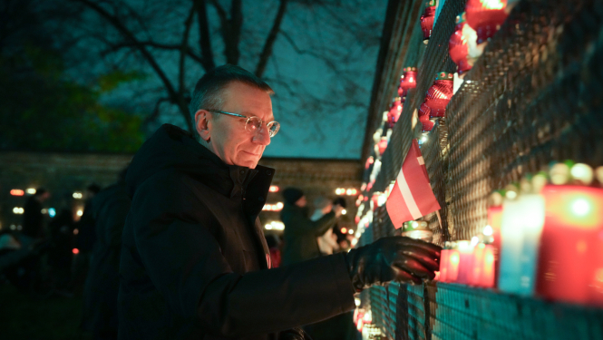 Valsts prezidents, godinot Latvijas brīvības cīnītājus, noliek svecīti 11. novembra krastmalā