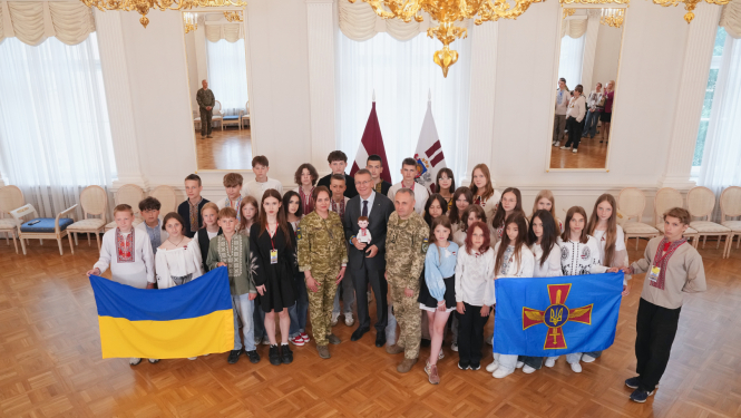 Valsts prezidents Edgars Rinkēvičs tiekas ar Ukrainas Gaisa spēku karavīru bērniem un fonda "Namejs" nometnes ukraiņu karavīru bērniem