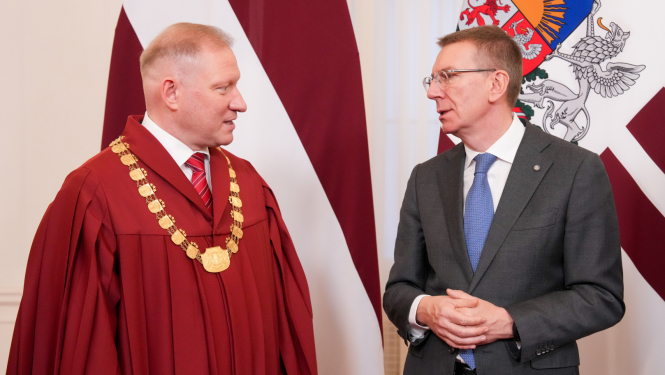 Valsts prezidentam Edgaram Rinkēvičam Rīgas pilī tiesneša zvērestu dod Augstākās tiesas tiesnesis Jānis Rozenbergs