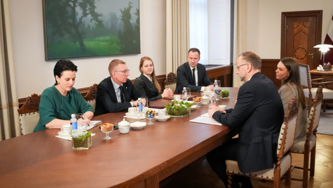 Valsts prezidents ar satiksmes ministru pārrunā nozares aktualitātes