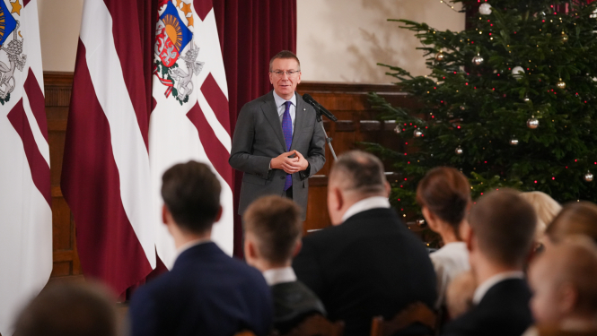 Valsts prezidents un daudzbērnu ģimenes iededz Rīgas pils Ziemassvētku egli