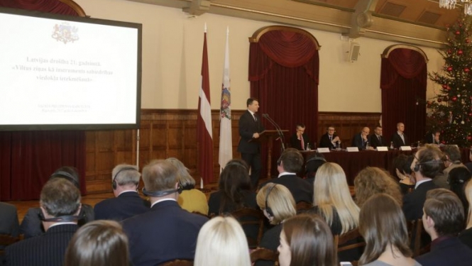 Cīņā pret viltus ziņām izšķiroša ir izglītība un atbalsts medijiem, uzsver eksperti