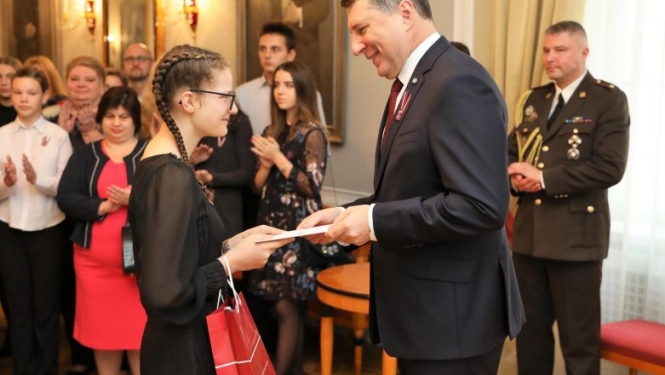 Valsts prezidents apbalvo Latvijas simtgades Valsts prezidenta uzrunu konkursa uzvarētājus