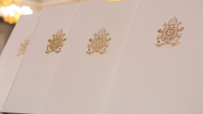 Valsts prezidents nodod Latvijas Nacionālās bibliotēkas Tautas grāmatu plauktam pāvesta Franciska dāvinātās grāmatas