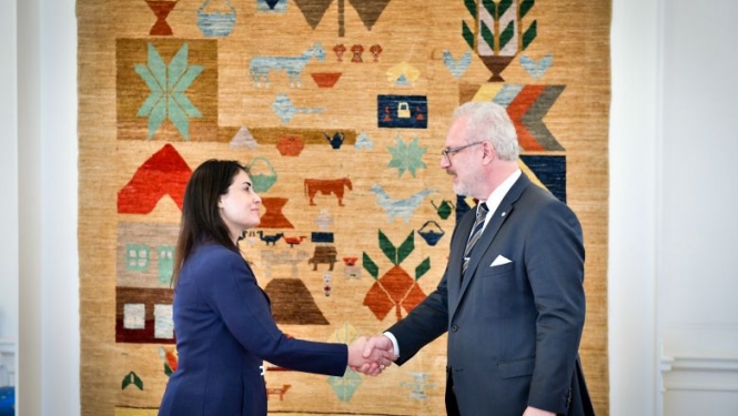 Valsts prezidents saņem Apvienoto Arābu Emirātu dāvinājumu Latvijas valsts simtgadē – miera paklāju