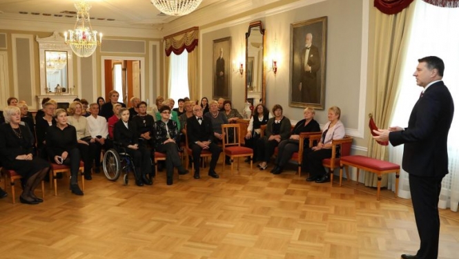 Valsts prezidents Rīgas pilī sveic TTT sieviešu basketbola komandas spēlētājas un trenerus 60 gadu jubilejā