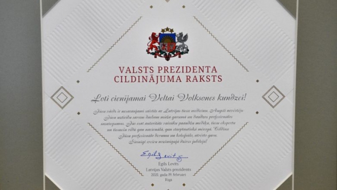 Valsts prezidents piešķir Cildinājuma rakstu ilggadējai tiesu medicīnas ekspertei Veltai Volksonei