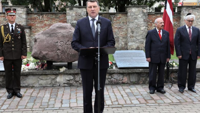 Valsts prezidents piedalās Ebreju genocīda upuru piemiņas pasākumā