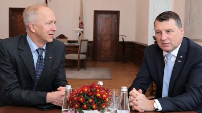 Valsts prezidents tiekas ar Valsts valodas komisijas priekšsēdētāju