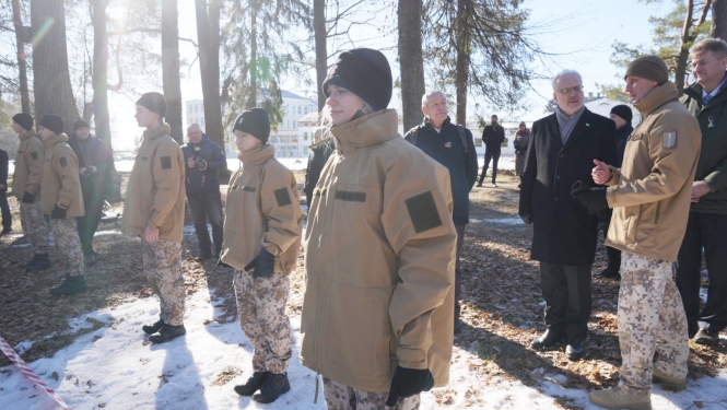 Valsts aizsardzības mācības nodarbība Gulbenes novada vidusskolā 
