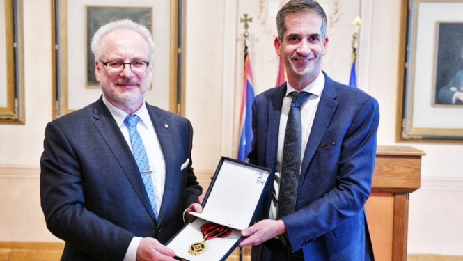 Atēnu pilsētas mērs Kosts Bakojani Valsts prezidentam Egilam Levitam pasniedz Atēnu pilsētas goda medaļu
