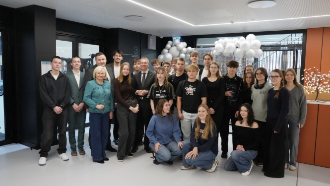Valsts prezidenta Edgara Rinkēviča darba vizīte Ogres novadā - kopbilde ar skolēniem Ogres Valsts ģimnāzijā