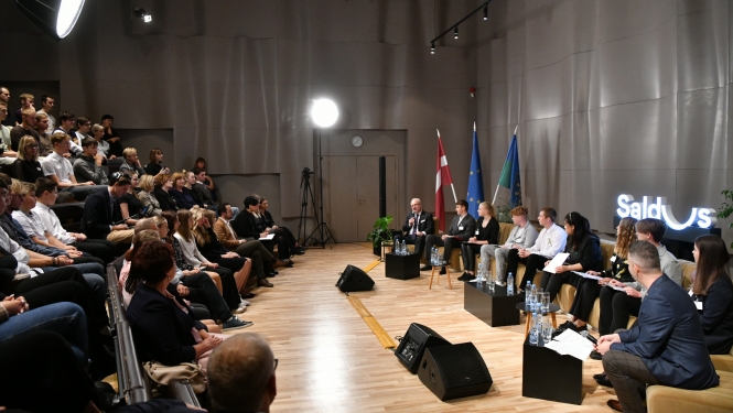 kopskats uz debatētājiem un klausītājiem