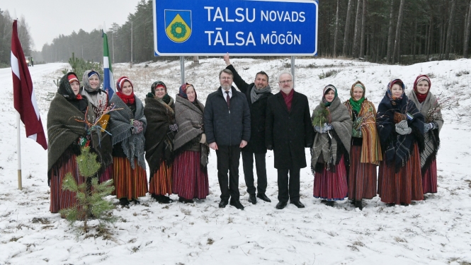 Valsts prezidenta Egila Levita darba vizīte Talsos. Ceļa zīmes atklāšana latviešu un lībiešu valodās. Foto autors: Ilmārs Znotiņš, Valsts prezidenta kanceleja.