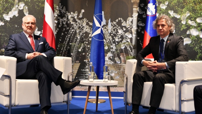 Valsts prezidents Egils Levits NATO samita laikā tiekas ar Slovēnijas premjerministru Robertu Golobu.