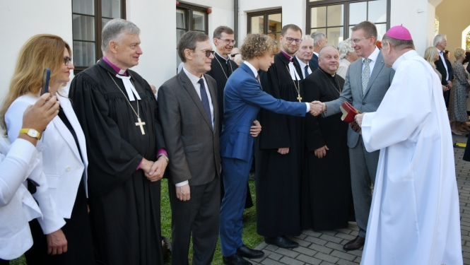 Edgars Rinkēvičs sasveicinās ar Aglonas svētku viesiem