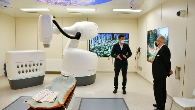 Valsts prezidents apskata CyberKnife robotu Siguldas slimnīcā