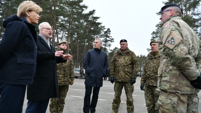 Valsts prezidents Egils Levits un NATO ģenerālsekretārs Jens Stoltenbergs apmeklē Ādažu militāro bāzi