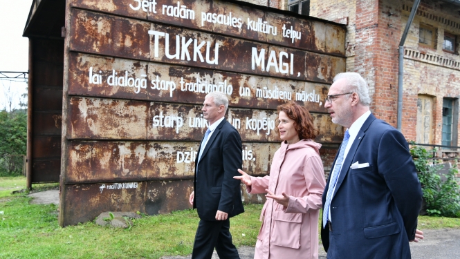 Valsts prezidents Tukumā apmeklē topošo pasaules kultūras centru “Tukku Magi”