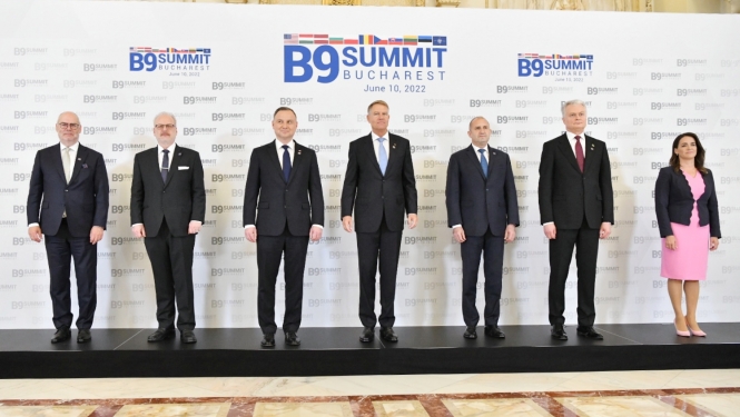 Valsts prezidents piedalās NATO Austrumu flanga valstu vadītāju sanāksmē Bukarestē. 