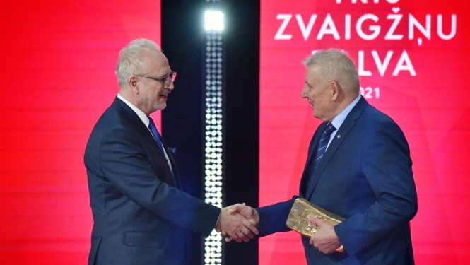 Egils Levits un Visvaldis Freidenfelds paspiež viens otram roku