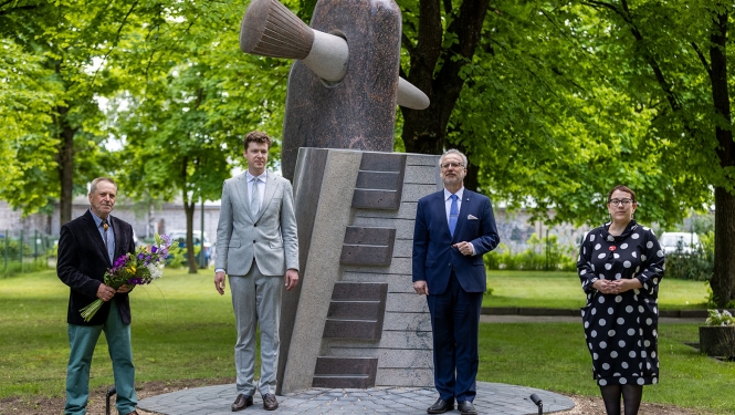 No kreisās tēlnieks Pauls Jaunzems, skolas direktors Artūrs Cingujevs, Valsts prezidents Egils Levits, Rīgas domes deputāte Iveta Ratinīka