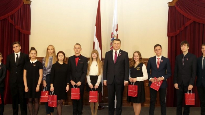 Valsts prezidents apbalvo skolēnu uzrunu konkursa uzvarētājus