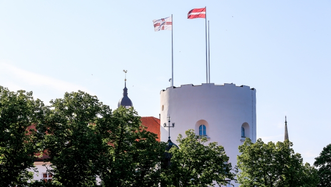 Rīgas pils Svētā gara tornis, kurā plīvo Latvijas valsts karogs un Valsts prezidenta standarts