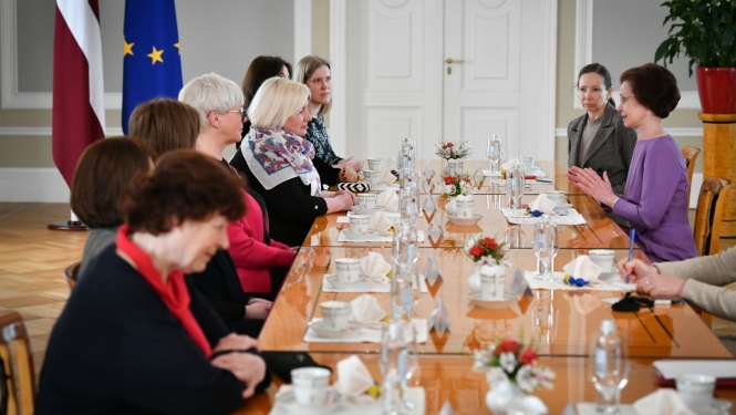 17.04.2023. Andra Levite tiekas ar Latvijas Sieviešu nevalstisko organizāciju sadarbības tīkla pārstāvēm