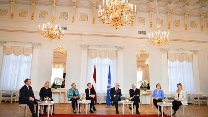 Latvijas dalības ANO 30. gadadienas diskusijas dalībnieki Rīgas pils Baltajā zālē