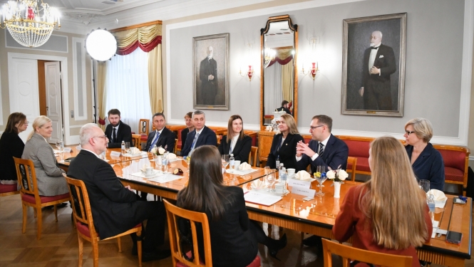 22.11.2022. Valsts prezidents Egils Levits tiekas ar Eiropas Savienības Austrumu partnerības Augstāko revīzijas iestāžu foruma pārstāvjiem.