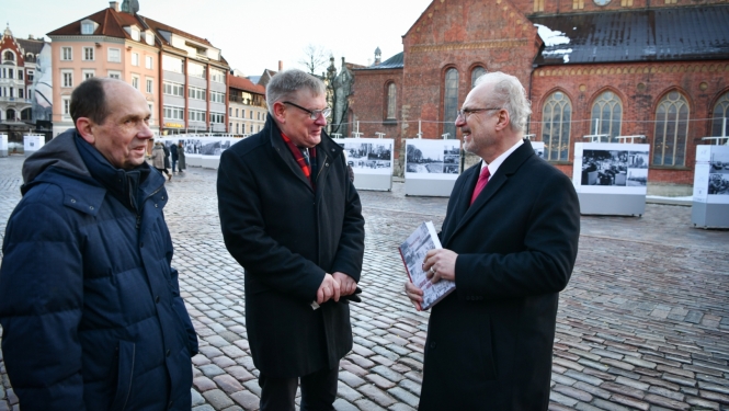 Egils Levits un izstādes veidotāji Doma laukumā