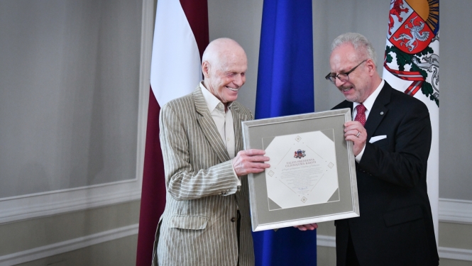 Valsts prezidents Egils Levits pasniedz Cildinājuma rakstu tiesību zinātņu doktoram, politiskajam un sabiedriskajam darbiniekam Valdim Birkavam 2022. gada 30. augustā 