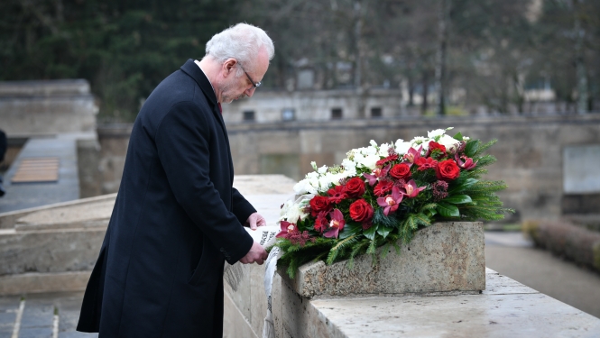 Egils Levits noliek ziedus Rīgas Brāļu kapos