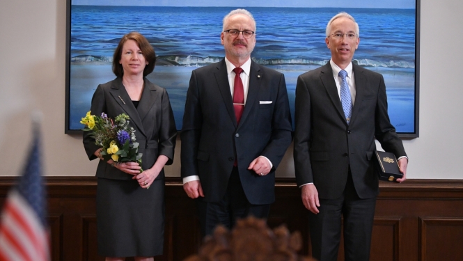 No kreisās: vēstnieka kundze, Valsts prezidents, vēstnieks
