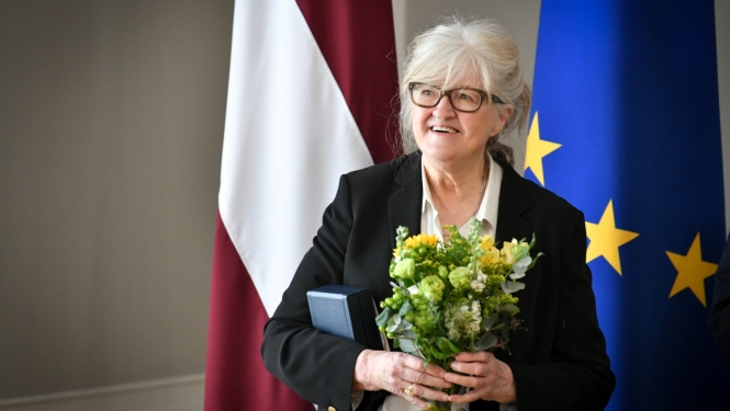 19.05.2023. Valsts prezidents Egils Levits pasniedz Triju Zvaigžņu ordeni gleznotājai Vijai Celmiņš