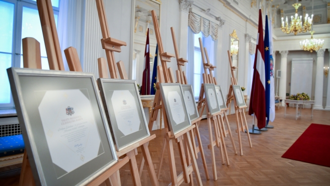 Valsts prezidenta Cildinājuma raksti sarindoti Svētku zālē uz molbertiem